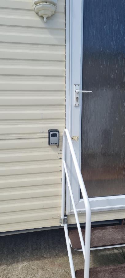 3 Bedroom Caravan, Sleeps 8 Lyons Lido Beach Prestatyn Exterior photo